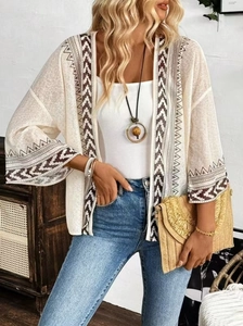 Détails du cardigan en maille bohème avec motifs géométriques sur les manches évasées