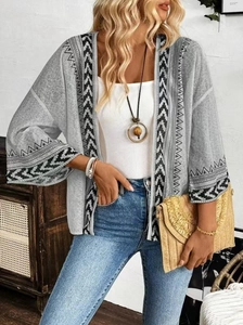 Détail du cardigan bohème en maille avec imprimé tribal et manches évasées