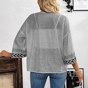 Cardigan d'été élégant avec manches évasées et imprimés tribaux en gris clair