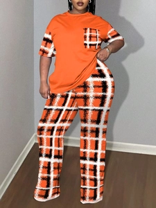 Ensemble 2 pièces femme avec t-shirt orange col rond et pantalon à carreaux