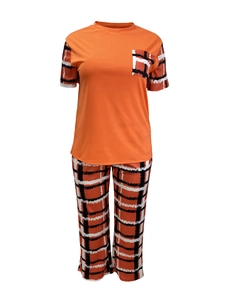 Détail du t-shirt orange à col rond avec poche à carreaux et pantalon imprimé assorti