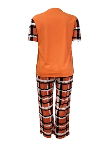 Détail de l'ensemble d'intérieur orange avec manches et pantalon à imprimé graffiti