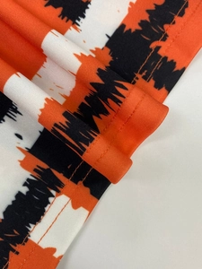 Vue détaillée du tissu jersey rayé avec motifs en zigzag et finitions à double couture