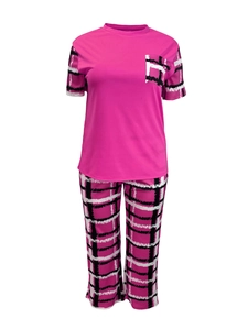 Détail du t-shirt rouge rose avec poche à carreaux et pantalon de détente assorti