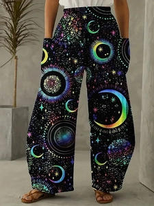 Détail du pantalon large à taille haute avec imprimés vibrants de lune et de nébuleuse
