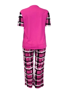 Détail de l'ensemble de détente rose avec haut à col rond et pantalon à carreaux sur fond blanc