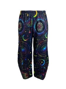 Vue détaillée de la taille élastique et de l'imprimé céleste sur le pantalon large
