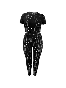 Détail de la texture ajourée découpée au laser sur un ensemble crop top et legging noir