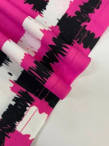 Gros plan d'un tissu à rayures roses et noires avec coutures et texture de qualité