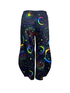 Détail du pantalon large à taille élastique avec motifs célestes arc-en-ciel