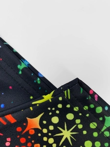 Détail du tissu haute densité avec imprimé ciel étoilé vibrant et coutures fines