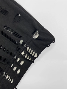 Gros plan détaillé du tissu en maille noire vieillie avec texture de grille blanche