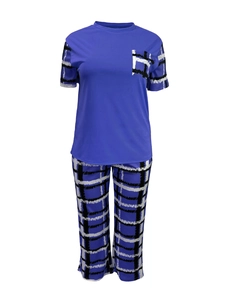 Détail du t-shirt à col rond avec poche et pantalon imprimé assorti ensemble de détente