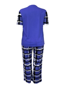 Vue arrière d'un ensemble détente avec haut bleu col rond et pantalon à carreaux