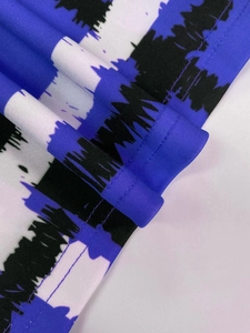 Vue détaillée du tissu à imprimé géométrique bleu électrique avec coutures de qualité