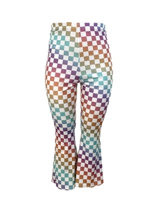 Gros plan sur le pantalon évasé à damier arc-en-ciel avec motifs dégradés colorés