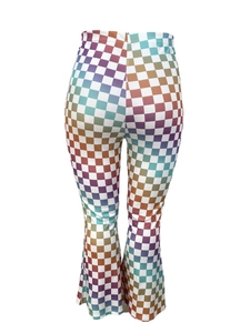 Vue arrière du pantalon évasé à taille haute avec imprimé damier arc-en-ciel coloré
