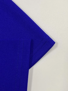 Dettaglio ravvicinato della cucitura a doppio ago su tessuto a maglia blu reale