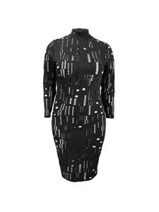Détails des motifs géométriques découpés au laser sur la robe moulante noire