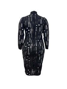 Détail de robe midi moulante à manches longues avec zip arrière et motif géométrique