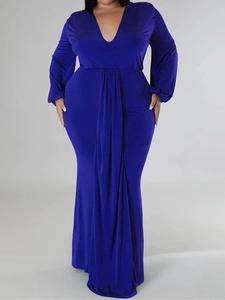 Détail de robe longue bleu roi élégante avec col en V et taille drapée plissée
