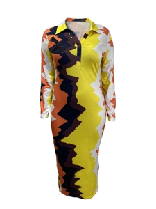Détail de robe à manches longues à col polo avec motifs géométriques abstraits