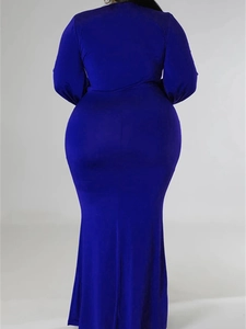 Vue arrière d'une élégante robe moulante bleu royal grande taille avec coupe ajustée