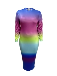 Détail d'une robe longue dégradé arc-en-ciel avec col montant et fermeture éclair cachée
