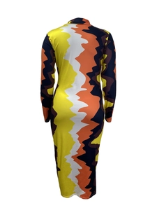 Détails du dos d'une robe moulante à manches longues avec imprimé abstrait en zigzag coloré