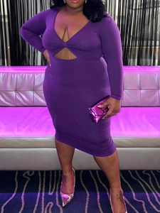 Détail d'une robe moulante violette à manches longues avec découpe à la taille