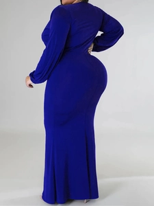 Détail d'une robe moulante bleu roi à manches longues avec ourlet élégant de style sirène