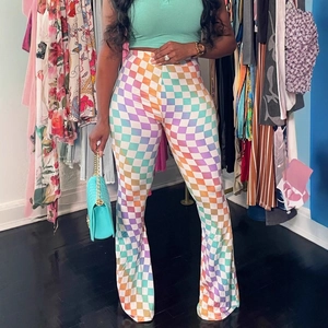 Pantalon évasé à carreaux arc-en-ciel à taille haute avec une coupe slim tendance