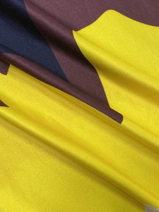 Détail du tissu à imprimé géométrique coloré avec texture en maille souple et couleurs vives