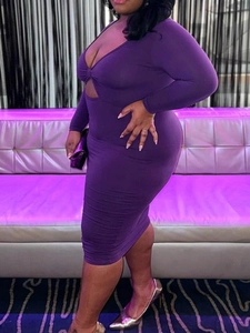 Détail de la robe moulante violet foncé avec décolleté en V et manches longues