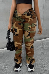 Détail du pantalon cargo camouflage taille haute avec poches à rabat et coupe droite