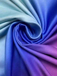 Gros plan détaillé d'un tissu dégradé allant du sarcelle au violet avec texture sergé