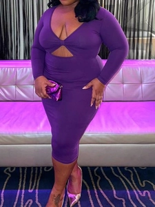 Détail d'une robe moulante violette avec décolleté en V profond et découpe à la taille