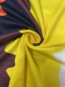 Détail du tissu à imprimé irrégulier jaune avec une texture en maille douce et souple