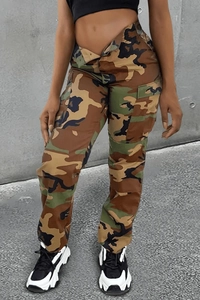 Détail du pantalon cargo camouflage taille haute avec poches et motif woodland
