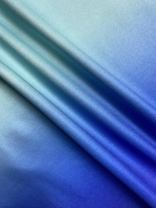Vue détaillée du tissu en soie avec dégradé bleu et texture tissée élégante