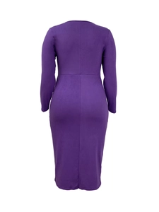 Détail des coutures arrière et du tissu texturé de cette robe midi moulante violette