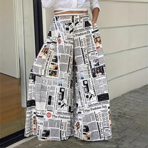 Detalle de pantalones de talle alto y pierna ancha con estampado de periódico en blanco y negro