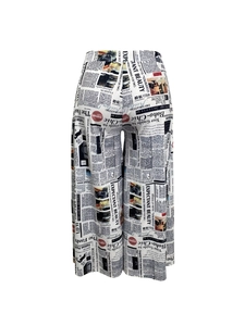 Vista detallada de pantalones de talle alto y pernera ancha con estampado de periódico retro