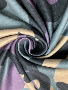 Détail macro du tissu à imprimé camouflage avec texture tricotée violette et grise