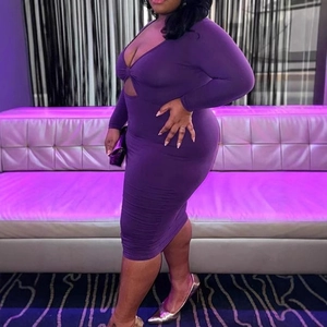 Robe mi-longue violette sexy avec découpe à la poitrine et manches longues