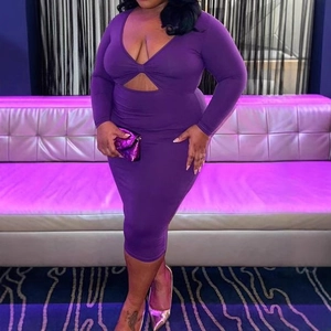 Robe moulante violette à manches longues avec col en V profond et découpe à la taille