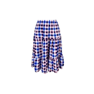 Détail de la jupe longue à trois niveaux avec motif vichy bleu et rose à carreaux