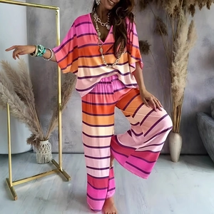 Detailansicht des bunt gestreiften V-Ausschnitt-Oberteils und der weiten Hose im Boho-Stil