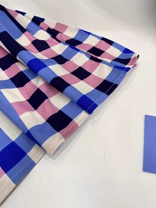 Jupe à carreaux taille haute avec motif contrasté rose et bleu et coutures premium