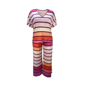 Detail eines bunten gestreiften Lounge-Sets mit V-Ausschnitt und weiter Hose für Damen